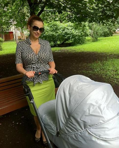 Чехова показала первые фото после родов