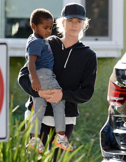 Шарлиз Терон бьет своего сына?