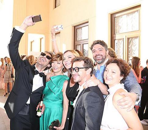 Сам себе папарацци: звезды превратились в светских хроникеров