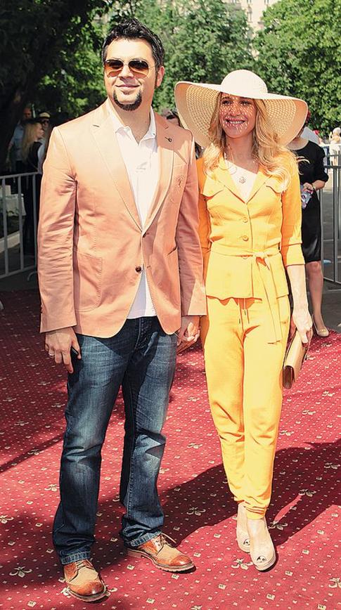 Юлии Ковальчук следует заняться одеждой мужа