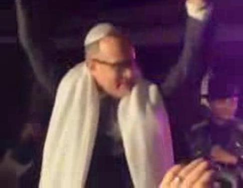 Том Хэнкс стал раввином и спел на свадьбе