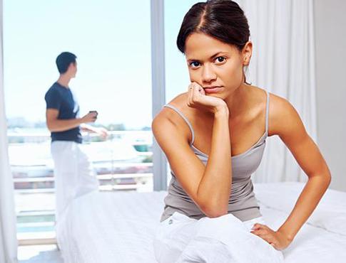 Почему любимый избегает моих подруг?