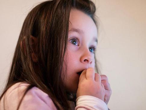 Как отучить ребенка грызть ногти?