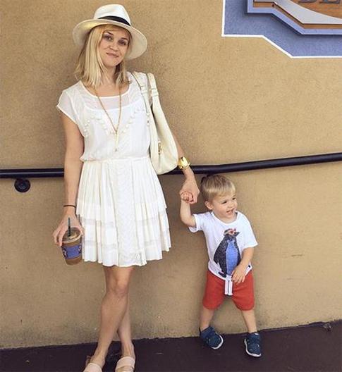 Риз Уизерспун показала сына