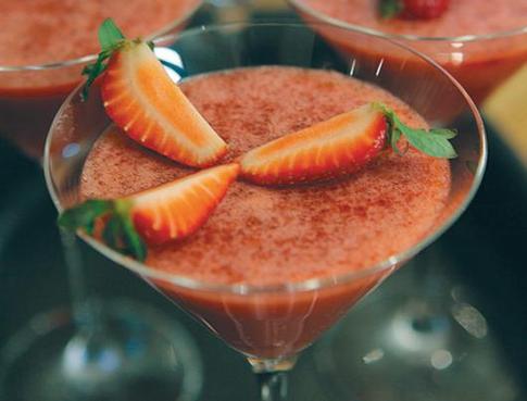 Летний хит: клубничное желе с шампанским