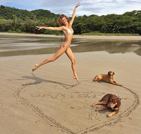 Жизель Бундхен хвастается телом