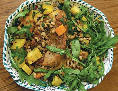 Сытно и полезно: баранина с фасолью, сельдереем и руколой