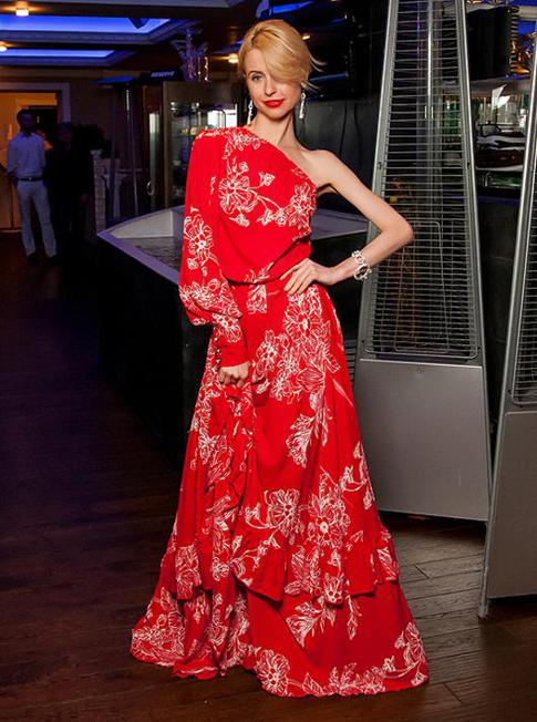 Российские звезды вышли на подиум в грузинских одеждах