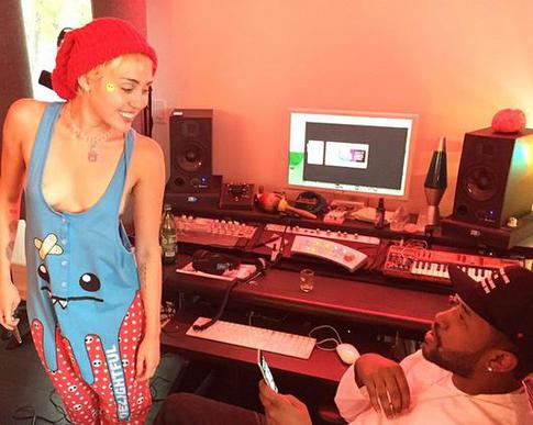 Майли Сайрус придумывает новые песни топлес