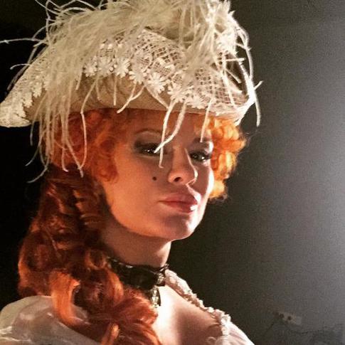 Анна Семенович стала рыжей и примерила корсет