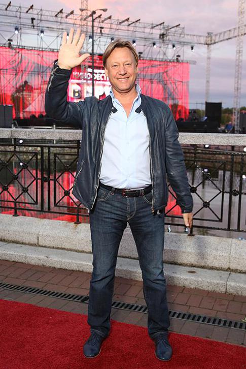 Дмитрий Харатьян излучает дух бюргерского благополучия