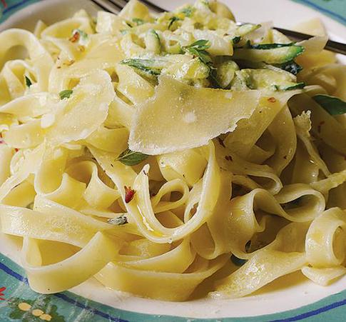 Паста с цукини, пеперончино и мятой