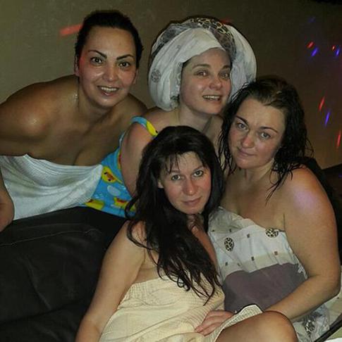 Наташа Королева устроила девичник в бане