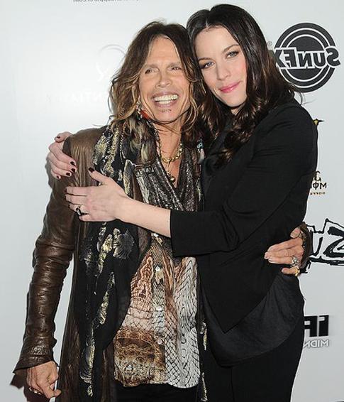 Как знаменитости нянчат своих внуков?