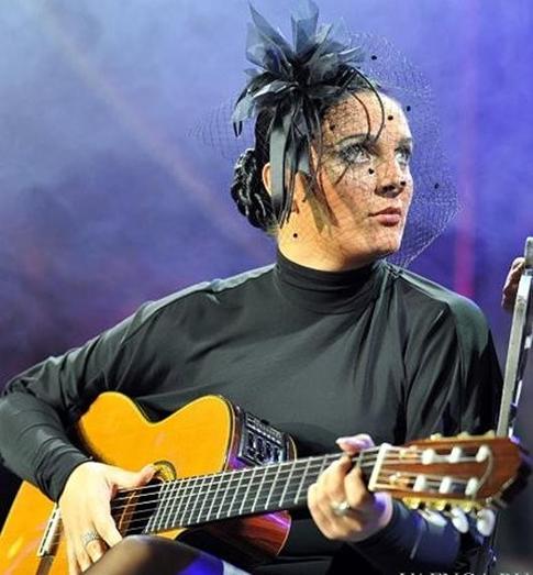 Елена Ваенга возьмет ребенка из детдома