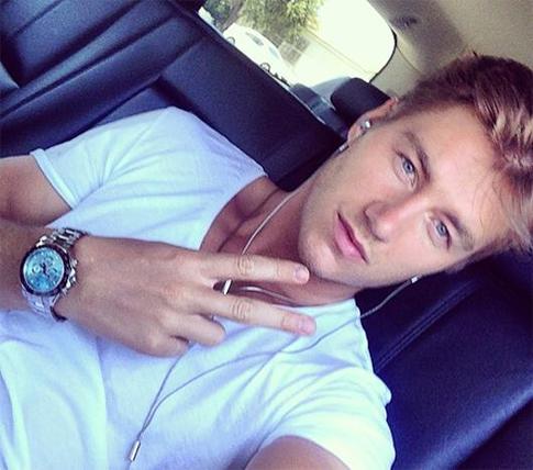 Алексей Воробьев залез на забор и кричал на прохожих