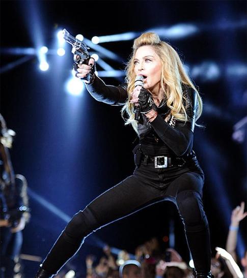 Мадонна публично обнажила грудь