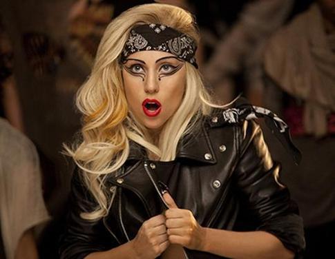 Леди Гага встала на ноги