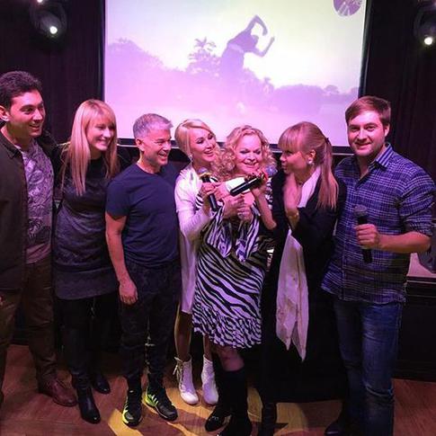 Лариса Долина устроила вечеринку в караоке