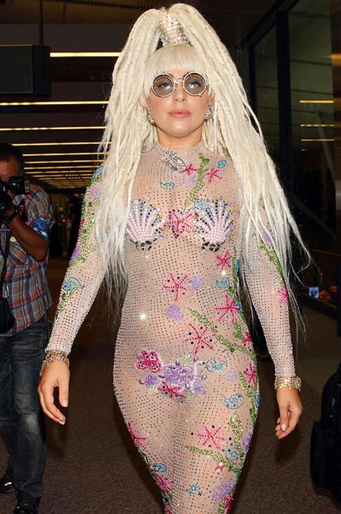 Леди Гага шокировала «голым» нарядом
