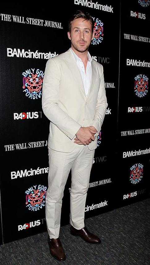 Райан Гослинг не умеет выбирать светлые костюмы?