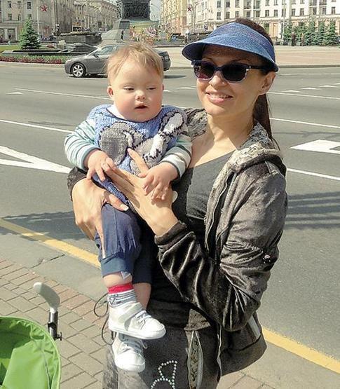 Эвелина Бледанс увезла сына из Москвы