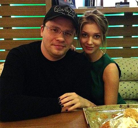 Харламов и Асмус вывезли дочь за границу