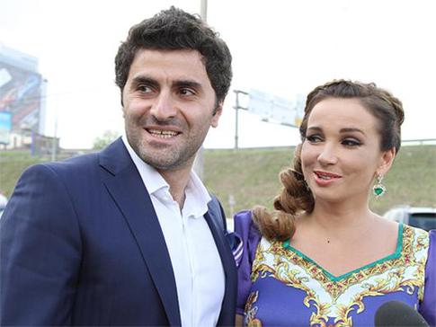 Анфиса Чехова и Гурам Баблишвили играют в зубных врачей