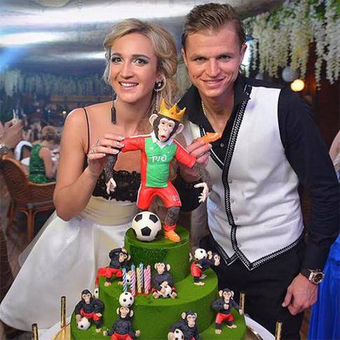 На дне рождения мужа Ольги Бузовой Дмитрия Тарасова была живая шимпанзе и обезьяна на торте