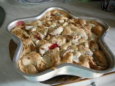 Готовим шарлотку с яблоками и сливами