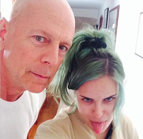 Дочь Брюса Уиллиса устроила стриптиз во время интервью