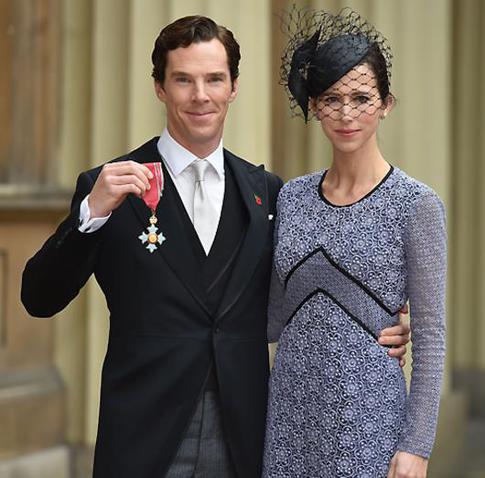 Елизавета II наградила Бенедикта Камбербэтча медалью