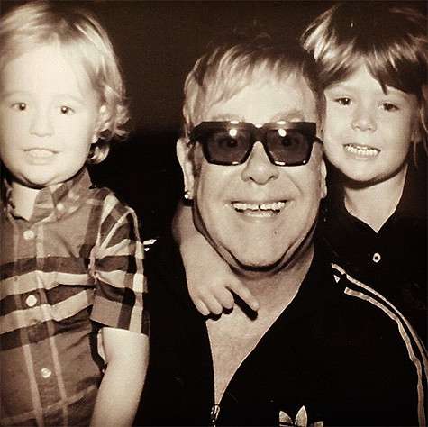 Элтон Джон с детьми. Фото: Instagram.com/eltonjohn.