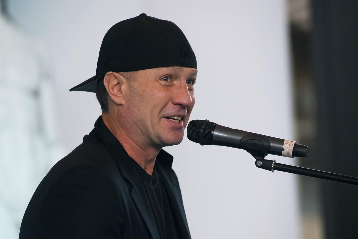 Роман Костомаров порадовал фанатов кадром с женой и сыном