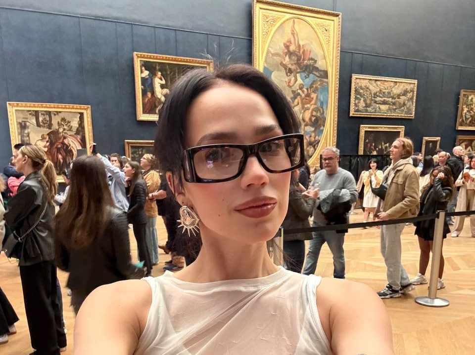 «Что это за безобразие?»: Загитова посетила Лувр в откровенном наряде