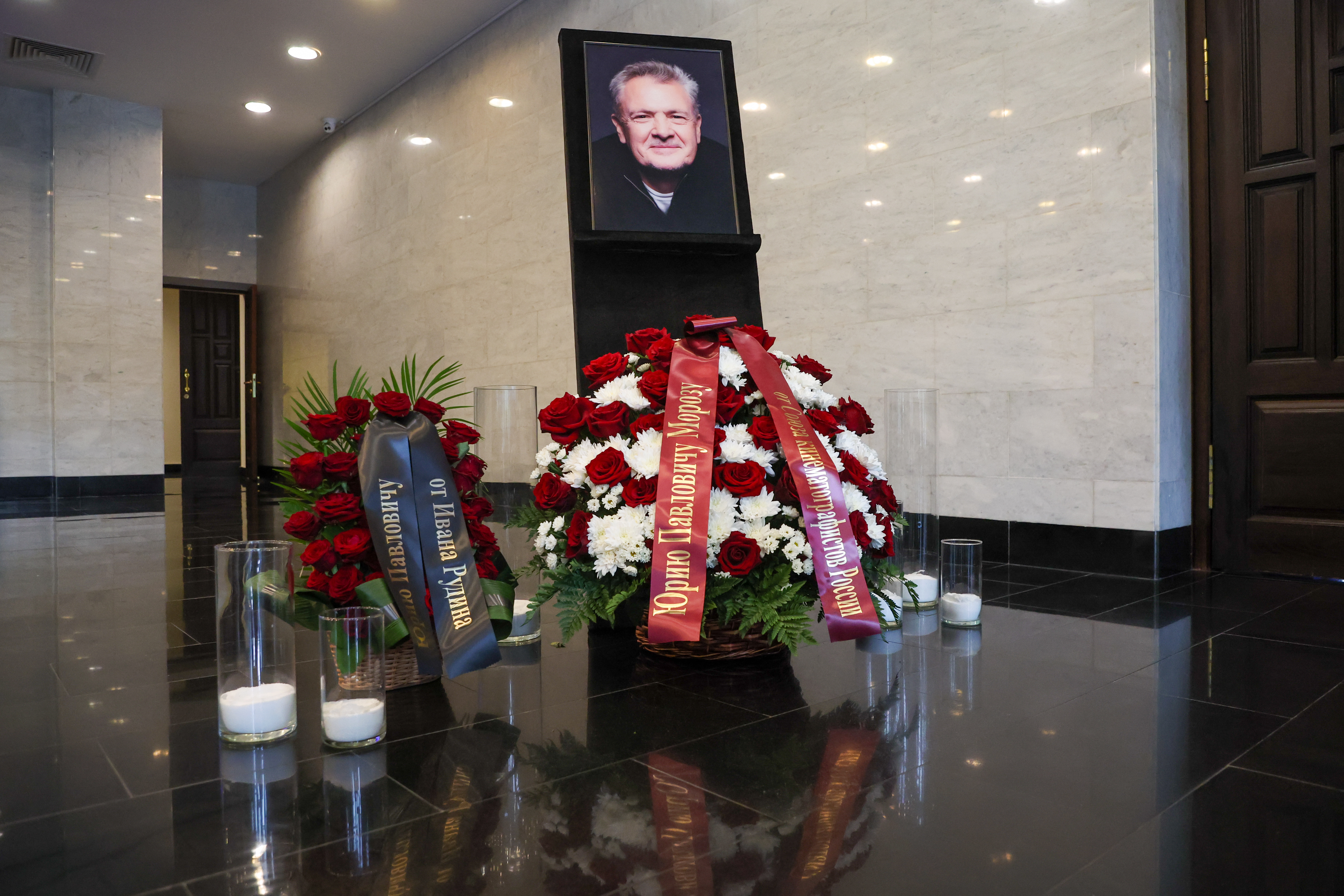 «Спасибо, что не льете слезы»: Исакова с улыбкой обратилась к коллегам на похоронах Юрия Мороза