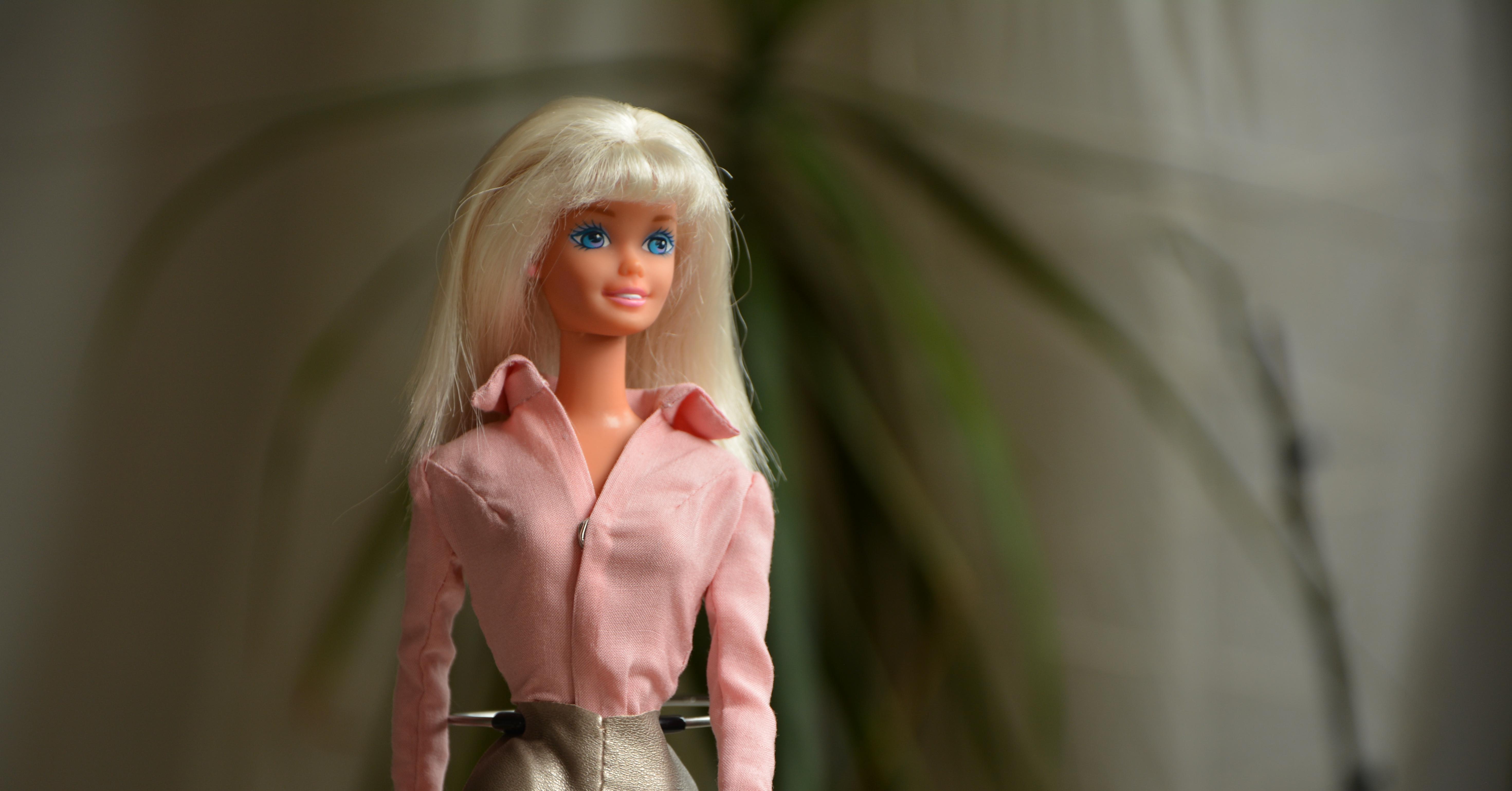 Макияж в стиле куклы Барби 2023: пошаговая инструкция с шикарными фото-идеями