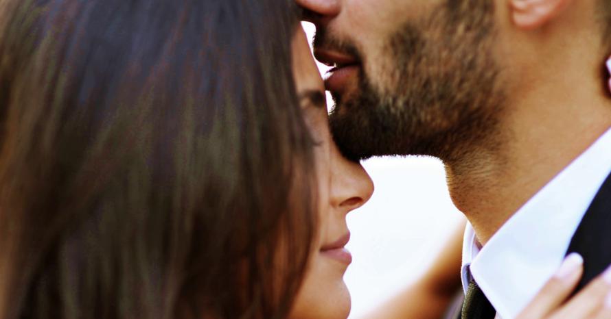 Если мужчина любит, он ведь целует женщину? Что за любовь без поцелуев?
