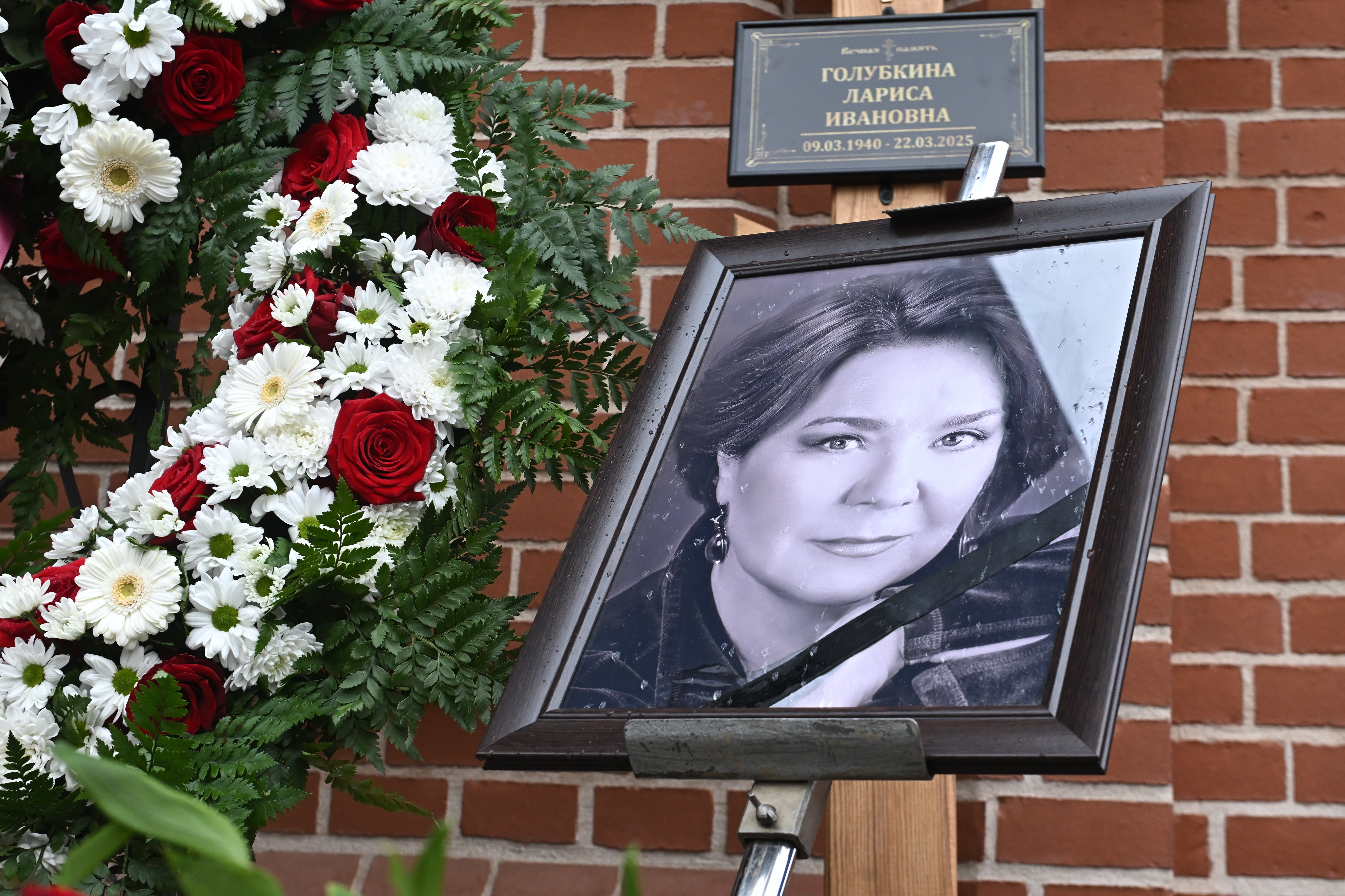 Прощание с Ларисой Голубкиной: кадры с места событий
