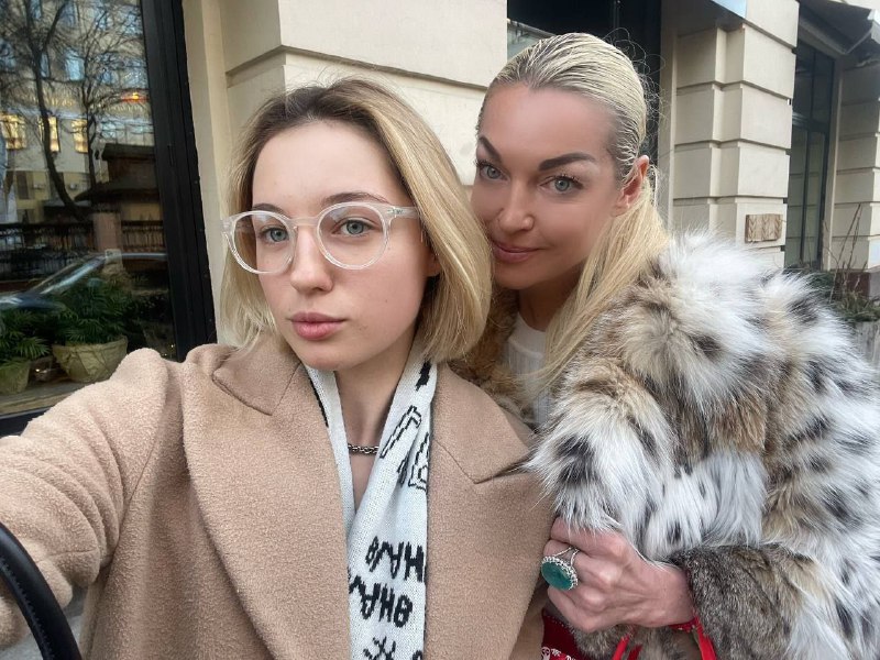 Дочь Волочковой отпраздновала совершеннолетие. Детские фото Ариадны