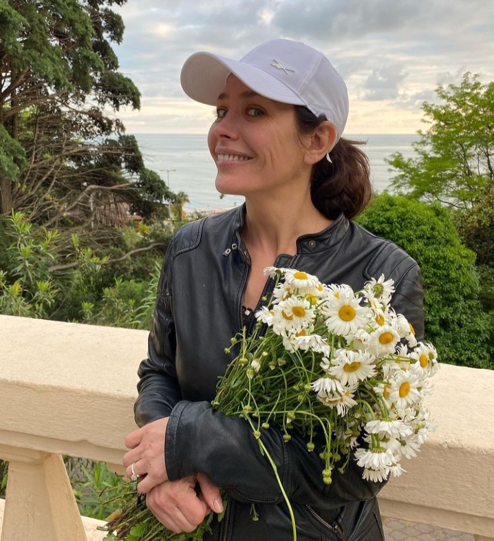 Бери под козырек: Волкова, Ковальчук, Агурбаш и другие показали, с чем миксовать бейсболку