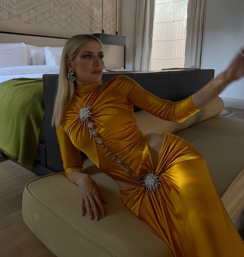 Богиня: Перминова, Исакова, Снигирь, Стрип в платье с драпировкой