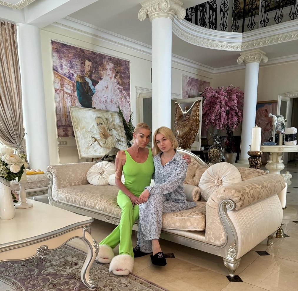 "Она была талантливой, еще частью меня": Волочкова нежно поздравила дочь с 19-летием