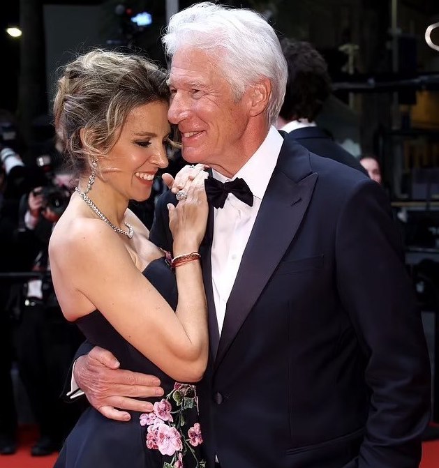 Ричард Гир с молодой женой появился в Гранаде: фото счастливой пары