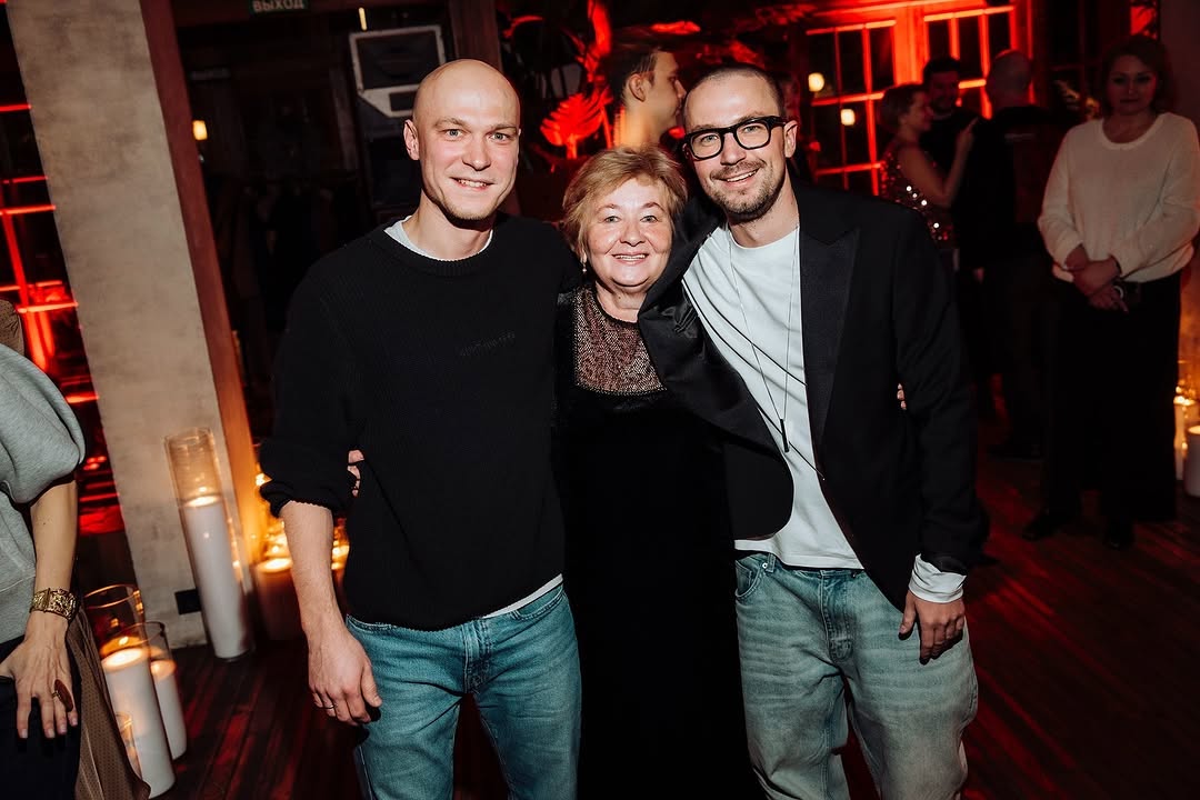 Борисов, Исакова, Верник в гостях у Петрова: актер поделился яркими кадрами дня рождения