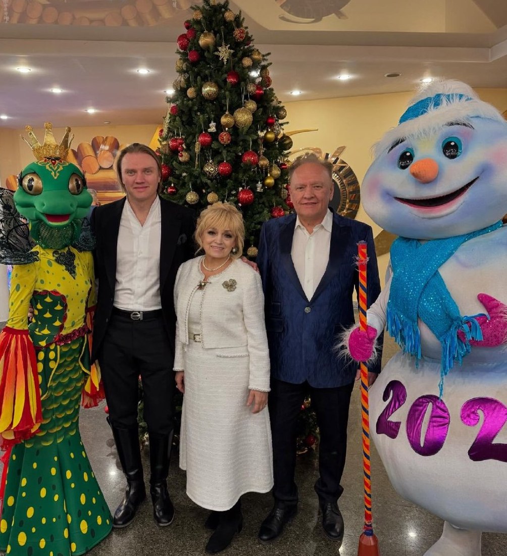 У Киркорова зеркальная, у Кадышевой народная: селебрити нарядили елку