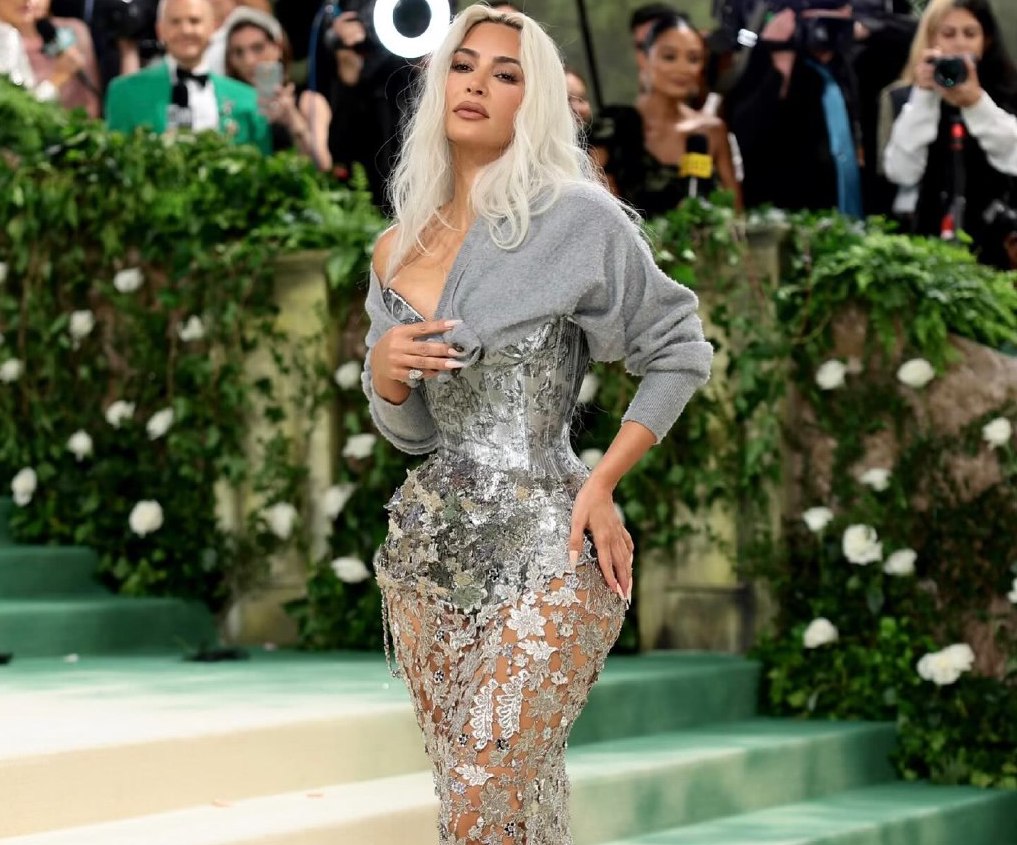 Тайна осиной талии: Ким Кардашьян подозревают в удалении ребер